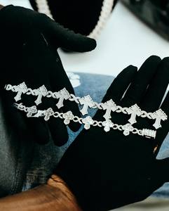 สร้อยข้อมือผู้หญิงแบบไขว้ ทองแท้ ประดับเพชรธรรมชาติ สร้อยข้อมือแบบ Iced Out สไตล์ฮิปฮอป แบรนด์ RAMDUT IMPEX รุ่น DQ-HH07 ของแท้รับรอง - Product Image 5