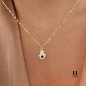 Collier avec pendentif main Hamsa en or 18 carats personnalisé avec accents de diamants – Fabricant de bijoux fins - Product Image 1