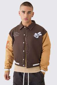Blouson universitaire pour homme marron beige avec empiècements color block et patchs appliqués, style streetwear, col rabattu, fermeture boutonnée, décontracté pour l'automne - Product Image 1
