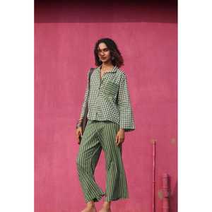 Conjunto de Pijama para Mujer con Estampado de Cuadros y Rayas en Color Verde Salvia, Ropa de Dormir Cómoda - Product Image 1