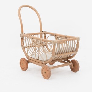 Cochecito de muñecas tejido a mano de alta calidad, carrito de mimbre, accesorio divertido para muñecas - Product Image 4