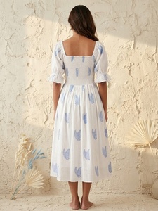 Robe décontractée en coton blanc et bleu à fleurs, faite à la main, col bateau, manches bouffantes, silhouette ajustée et évasée - Product Image 3