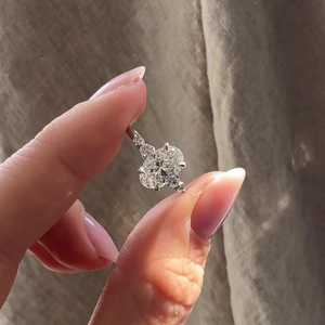 Bagues de fiançailles et de mariage solitaires en diamant ovale de laboratoire avec pierres d'accentuation rondes, classiques pour femmes, personnalisées en or massif 10K 14K, vente en gros - Product Image 2