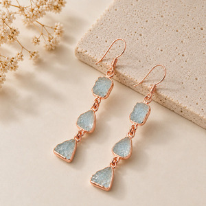 Boucles d'oreilles pendantes longues en aquamarine naturelle brute avec monture en or, bijoux de guérison en cristal brut, cadeau pour l'amour - Product Image 5