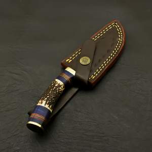 Couteau de camping utilitaire à lame fixe en acier Damas de qualité industrielle Pasha Enterprises, pointe clip, manche en bois de cerf, étui en cuir - Product Image 5