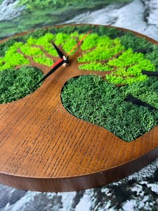 นาฬิกาแขวนผนังไม้ดีไซน์เฉพาะตัว ประดับมอสคงรูป ไม่มีเสียงติ๊ก นาฬิกาแขวนผนังทำจากมอสและไม้สั่งทำพิเศษ นาฬิกาลายพฤกษศาสตร์ ของขวัญสำหรับตกแต่งบ้าน - Product Image 4