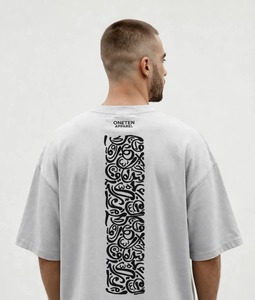 T-shirt blanc à manches courtes pour homme Oneten Apparel, coupe classique, col rond, avec impression de calligraphie arabe noire - Product Image 6