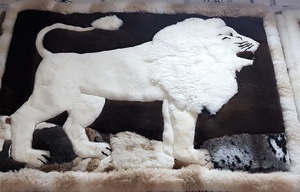 Tapis de luxe en fourrure d'alpaga avec motifs animaliers - Product Image 5