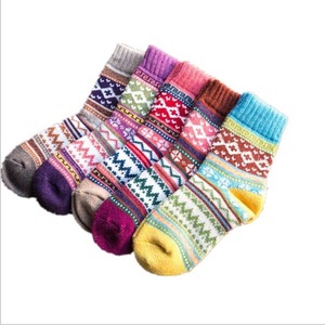 Chaussettes audacieuses et colorées en coton, designs modernes, respirantes et élégantes pour le streetwear, les tenues décontractées et quotidiennes, pour l'hiver, montantes à la cheville - Product Image 1