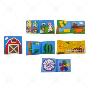 Livre sensoriel interactif en feutre sur le thème des animaux de la ferme et de la récolte, classique rouge - Product Image 1