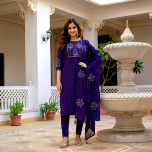 Ensemble Kurti en soie brodée violette avec dupatta, vêtements décontractés traditionnels indiens et pakistanais pour femmes de Samp Corporation - Product Image 1