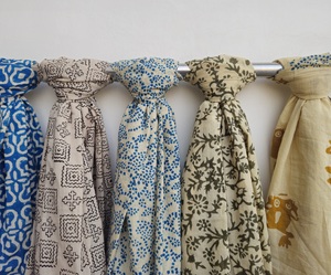 Fournisseur en gros de paréos et sarongs en coton imprimé à la main, foulards de plage, vêtements de vacances, couvre-maillots de bain et foulards pour femmes - Product Image 1