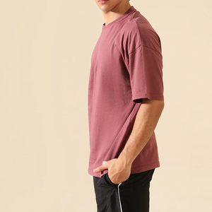 Venta al por mayor de fábrica: Camiseta casual oversize de manga corta con cuello redondo y color liso para hombre 2026, 100% algodón, tejido liso teñido, con logo frontal. - Product Image 3