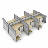 Poste de travail de bureau commercial moderne en forme de L pour six personnes avec écrans, dessus en grain de bois, cloisons hautes grises, pieds inclinés et rangement