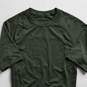 Chemise décontractée élégante à manches courtes et col en V pour homme, gris foncé, à compression, séchage rapide, en maille sergé Spandex/Nylon, idéale pour l'été - Product Image 4