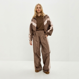 Ensemble de survêtement sportif pour femme, couleur marron, blocs de couleur, manches longues, coupe ample, pantalon et veste en satin respirant, à porter toute l'année - Product Image 1