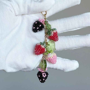 Porte-clés classique en perles motif fraise, fermoir coquille dorée, écologique, fait main, breloque de sac de mariage, tirette de fermeture éclair, motif feuilles MULTI - Product Image 1