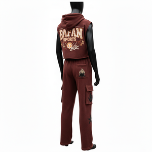 Ensemble sweat à capuche sans manches en molleton de coton et polyester GSM bordeaux et pantalon cargo pour femme, avec logo personnalisé imprimé ou brodé – Ensembles pour femme - Product Image 5