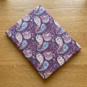 Tissu en coton imprimé cachemire violet chic avec motifs floraux pour robes, couture, quilting, artisanat et projets de décoration intérieure - Product Image 2