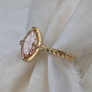 แหวนหมั้นเพชรชมพูทรงมาร์คีส์ 1 กะรัต เพาะเลี้ยงในห้องปฏิบัติการ ได้รับการรับรองจาก IGI  แกะสลักด้วยมือ ชุบทอง 14K สำหรับผู้หญิง เหมาะสำหรับวันครบรอบ - Product Image 2