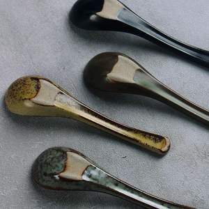 ช้อนเซรามิกสไตล์ญี่ปุ่นและเกาหลี ช้อนตักอาหารสำหรับโรงแรมร้านอาหาร ช้อนด้ามยาวสำหรับก๋วยเตี๋ยวหลามี่ ช้อนซุป โดย UO - Product Image 1