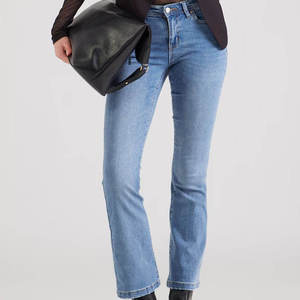 Jean Flare Longue en Denim Bleu Lavé de Haute Qualité pour Femme – Style Urbain Confortable - Product Image 4