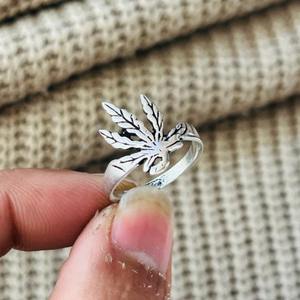 Bague en laiton feuille de cannabis style bohème, plaqué argent oxydé, faite à la main, vente en gros pour hommes - Product Image 4