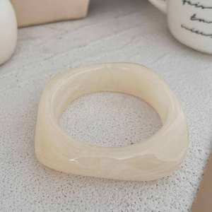 กำไลข้อมือเรซิ่นแกะสลักลายดอกไม้สีม่วงสองสีแบบกว้าง วัสดุเบกาไลต์ เครื่องประดับวินเทจ - Product Image 1