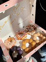 Emballage de boulangerie rose personnalisé écologique Boîte d'emballage en papier pour pâtisserie Cupcake crêpe biscuits beignet brownie au chocolat avec insertion