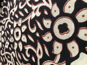Tissu en coton imprimé à la main en gros – Motif floral noir et rouge, tissu en coton indien pour vêtements et fournisseurs textiles - Product Image 3