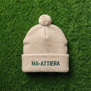 Bonnet en polaire crème personnalisé avec pompon, chaud pour l'hiver, à revers, avec logo brodé - Product Image 6
