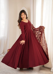 ชุดเดรส Anarkali ผ้าไหมโรมาแท้ แต่งระบาย พร้อมกางเกงขายาวปักเลื่อม ผ้าคลุมไหล่ปักลาย ชุดสูทแขนทรง Churidar รุ่น PY313 DC - Product Image 4