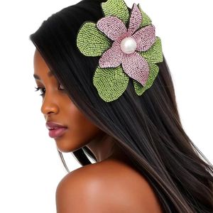Broche Fleur Artisanale Rose et Verte Éclatante, Clip Élégant pour Cheveux, Bijou de Mode Féminin, Cadeau Idéal pour Fête et Mariage - Product Image 4