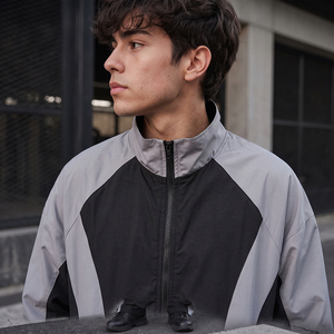 ชุดวอร์มผู้ชายแบบ Color Blocking คอตั้ง ซิปหน้า เสื้อแจ็คเก็ตและกางเกงขายาว ระบายอากาศได้ดี ผลิตจากโพลีเอสเตอร์ เหมาะสำหรับใส่ในฤดูใบไม้ร่วง  รับผลิตตามแบบ  ชุดกันลม - Product Image 5