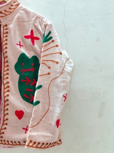 Veste en velours rose brodée à la main pour femmes |   Veste florale artisanale indienne |   Vêtements d'hiver ethniques bohèmes faits à la main - Product Image 3