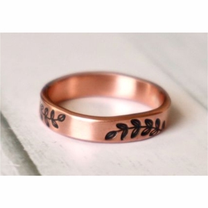 Bague ajustable en laiton doré motif feuille, style plume, pour femme, bijou minimaliste en cuivre - Product Image 5