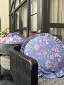 Housse de coussin décorative ronde en coton avec volants |   16x16 pouces |   Fermeture à cordon |   Bleu périvinyle |   Faible MOQ Vente en gros Inde - Product Image 4