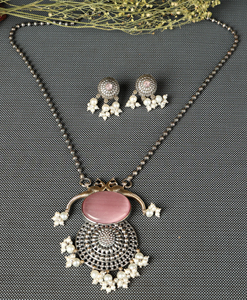 Conjunto de Joyería Vintage de Latón Oxidado con Piedra Rosa y Plata, con Pendientes y Collar con Colgante Tribal Antiguo - Regalo de Boda o Compromiso - Product Image 2