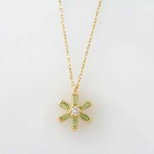 Pendentif flocon de neige en péridot vert, pierre de naissance, minimaliste, argent sterling 925 plaqué or 14 carats, cadeau - Product Image 1