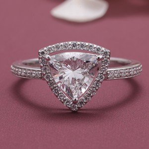 แหวนเพชรทรง Trillion Cut ที่ได้รับการรับรองจาก IGI พร้อมวงแหวนแบบ Pave Band ชุบทองคำขาว 18K สำหรับงานหมั้น/งานแต่งงาน - Product Image 1