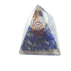 Pyramide en pierre précieuse naturelle sculptée à la main en gros, cristal Feng Shui, bobine de cuivre, décoration d'intérieur de Kamalagate - Product Image 1