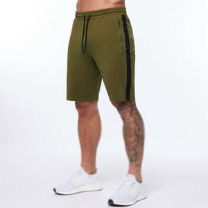 Shorts Bermuda pour homme en gris uni avec bande latérale blanche, taille à cordon de serrage, shorts de sport décontractés en tricot - Product Image 5