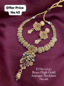 Parure de collier et boucles d'oreilles de mariée en laiton doré antique, motif floral, style temple - Product Image 2