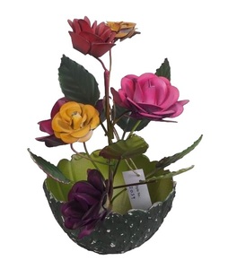 Maceta de Pared Metálica Hecha a Mano con Diseño Floral Moderno en Color Natural de A.B Collections para Jardín y Hogar - Product Image 3