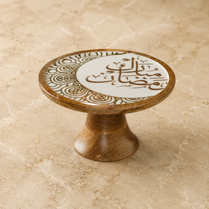 Soporte para Pastel de Madera de Mango Hecho a Mano con Diseño de Ramadán Mubarak, con Elegante Arte Islámico para una Presentación Premium - Product Image 1