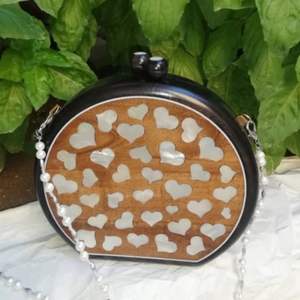 Bolso de Mano de Lujo con Incrustaciones de Madera MOP – Bolso de Noche con Marco Metálico – Accesorio para Bodas, Fiestas y Eventos Formales - Product Image 3