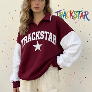 เสื้อสเวตเชิ้ตผู้หญิงทรงโอเวอร์ไซส์ปักลาย Trackstar สีแดงเลือดหมู พิมพ์ลายดาวสีขาว แขนยาว คอปกพับ ผ้าถักขนแกะ สำหรับฤดูใบไม้ร่วง - Product Image 1