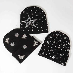 Bonnet en tricot doux avec détails en cristal élégants, logo personnalisé imprimé, orné de pierres étincelantes, collection 2026 - Product Image 1