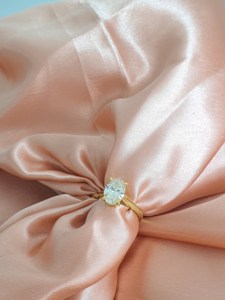 Anillo de Joyería Fina de Moda con Diamante Sintético CVD HPHT Ovalado de 7*12mm y 2ct, Corte Catedral, Oro Amarillo de 14kt, para Compromiso y Boda - Product Image 2