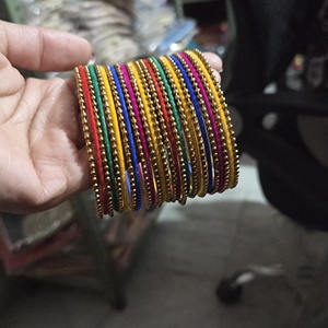 Ensemble de bracelets en fil de soie multicolores avec accents de perles dorées, bijoux ethniques indiens traditionnels pour femmes et filles - Product Image 1